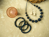 Bracelet Bleu Nuit Fait Main de Mini Perles au Népal